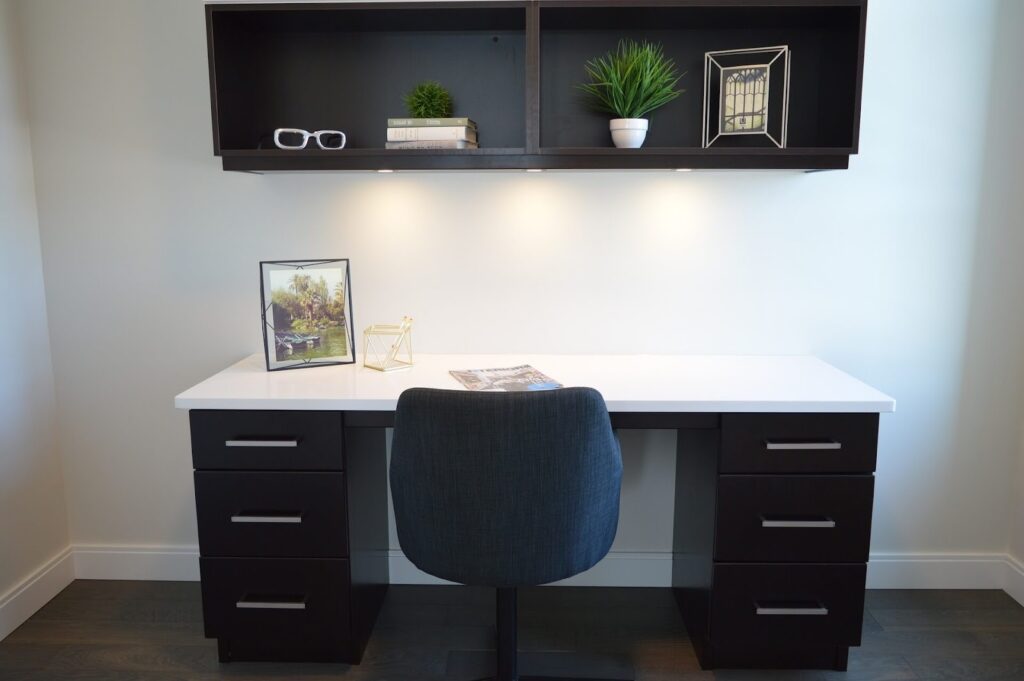 Desks with 6 drawers combine simple office table design with enhanced functionality