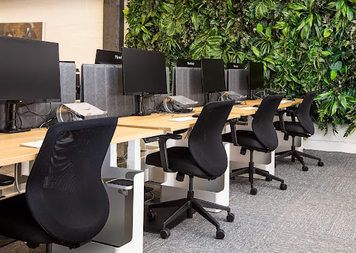 Tips on using modern office furniture systems for space gains